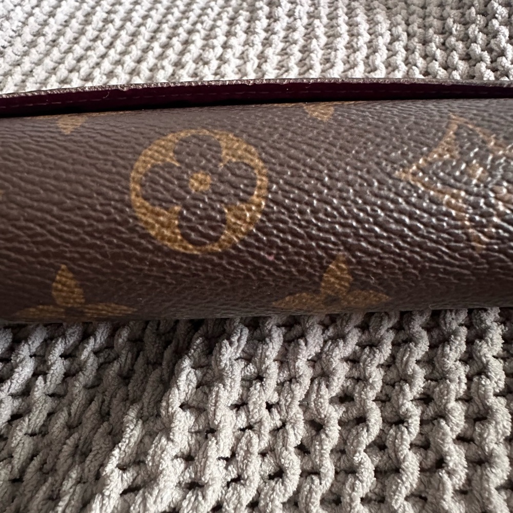 Authentic Louis Vuitton Sarah Wallet in Monogram with Fuschia interior - Picture 16 of 16